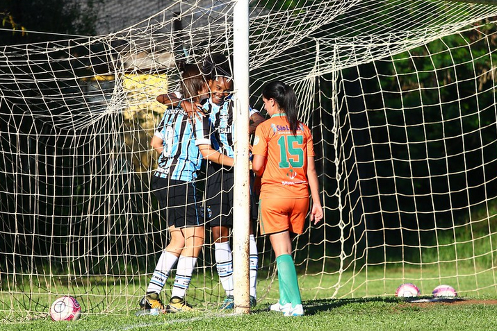 Arquivo:2018.10.21 - EC Ijuí (feminino) 0 x 6 Grêmio (feminino).4.png