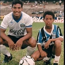 Arquivo:Assis e Ronaldinho.jpg
