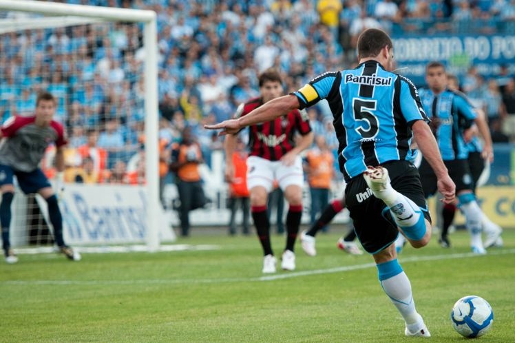 Arquivo:2010.11.20 - Grêmio 3 x 1 Athletico Paranaense.1.jpg
