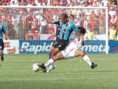 Arquivo:Diário Gaúcho - Marcelo Costa disputa a bola com adversário.jpg