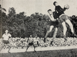 1958.03.30 - Amistoso - Aimoré 2 x 3 Grêmio - Rudimar pressiona o goleiro do Aimoré.PNG